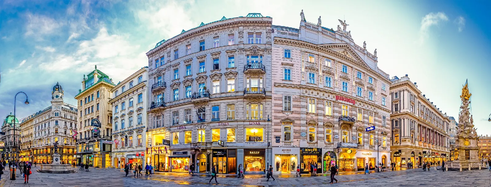 Historische Geschäftshäuser an einer Wiener Einkaufsstraße im Abendlicht