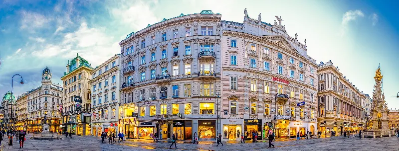 Gründerzeit-Eckhaus mit gegliederter Fassade und Geschäftslokalen.
