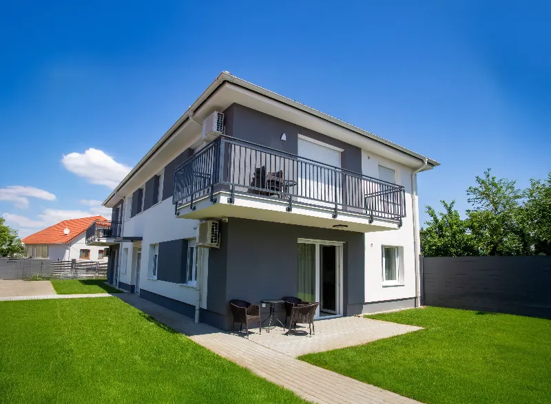 Modernes Einfamilienhaus mit Garten und großer Glasfront