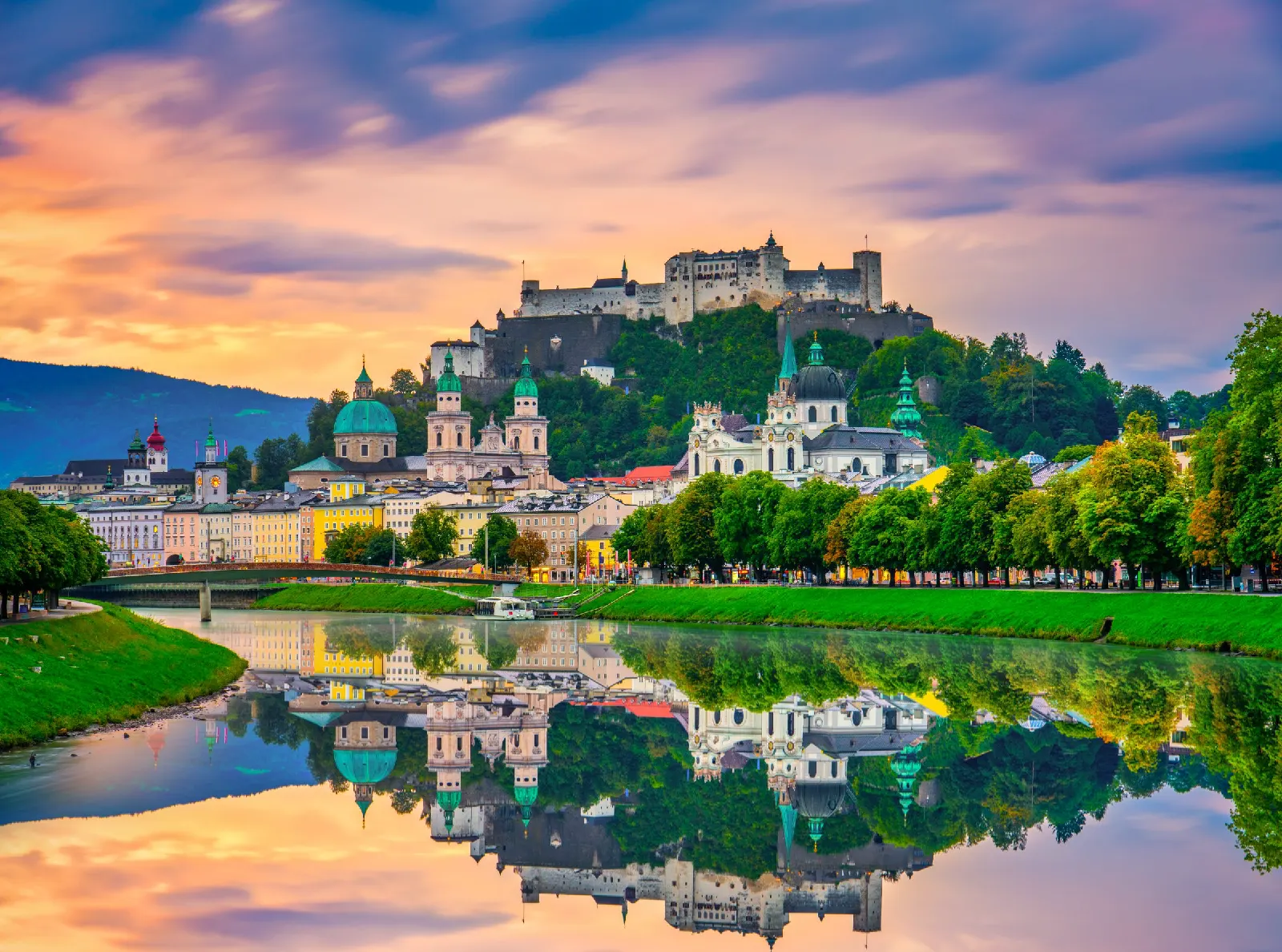 Blick über Salzburg und die umliegenden Berge