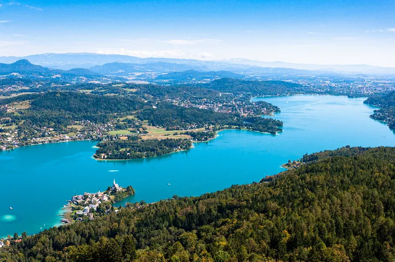 Blick über den Wörthersee und die umliegende Landschaft
