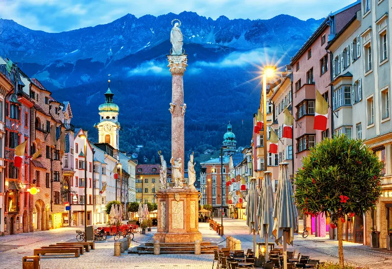 Blick über Innsbruck und die umliegenden Berge