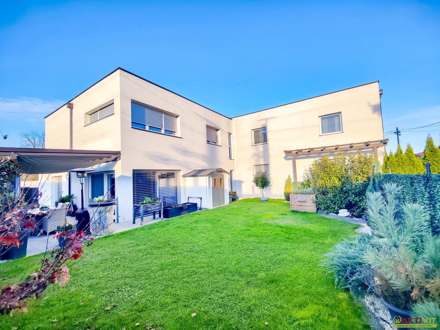 Neuwertiges Wohnhaus mit 5 Einheiten. - Ideal Autobahn-Anbindung mit vielfältigem Potential.