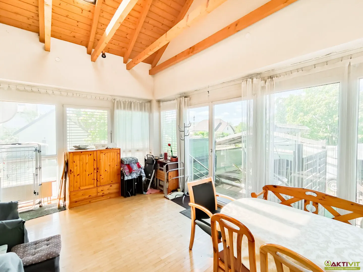 Familienfreundliches Haus mit großem Garten, Ausbaupotenzial, Wintergarten, Kamin und viel Platz zur Entfaltung.