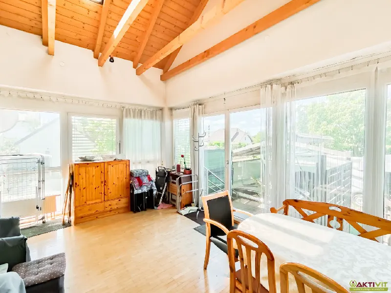 Familienfreundliches Haus mit großem Garten, Ausbaupotenzial, Wintergarten, Kamin und viel Platz zur Entfaltung.