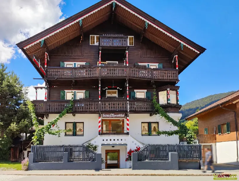 Traditionshotel in Bestlage von Kirchberg – Touristisch genehmigt mit direktem Hahnenkamm-Blick.