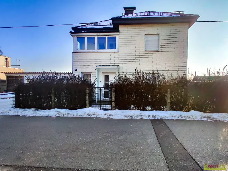 Einfamilienhaus mit Garten, Balkon und Garagen in Mattighofen.
