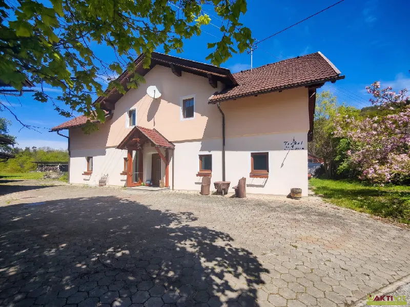 „Seltene Landgut-Liegenschaft nahe Wörthersee: Bauernhaus mit Stallung und rund 9,56 ha Grundbesitz“ mit eigener Quelle.